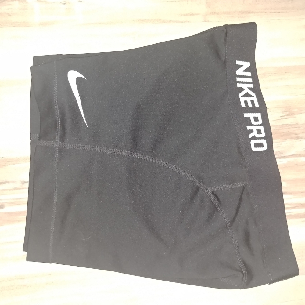 Small Women's Nike Pro 3" shorts